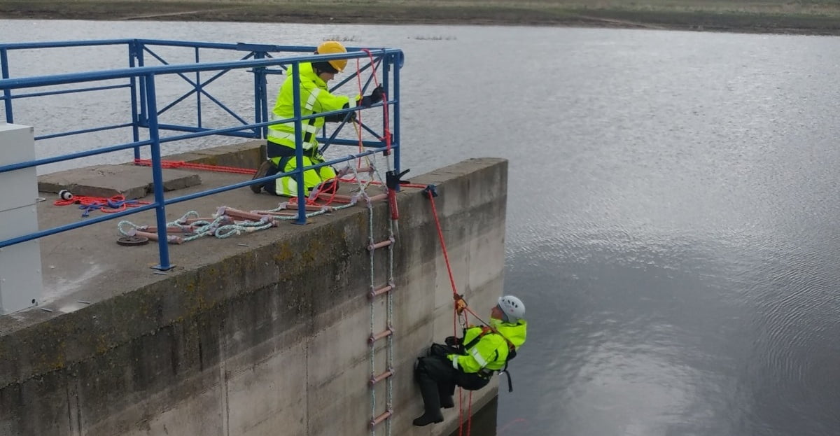 Water level measurement device instalation